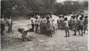 1976여름방학이지만 학교 야외습장 공사 작업을 하고 있는 4학년 1반 학생들 모습