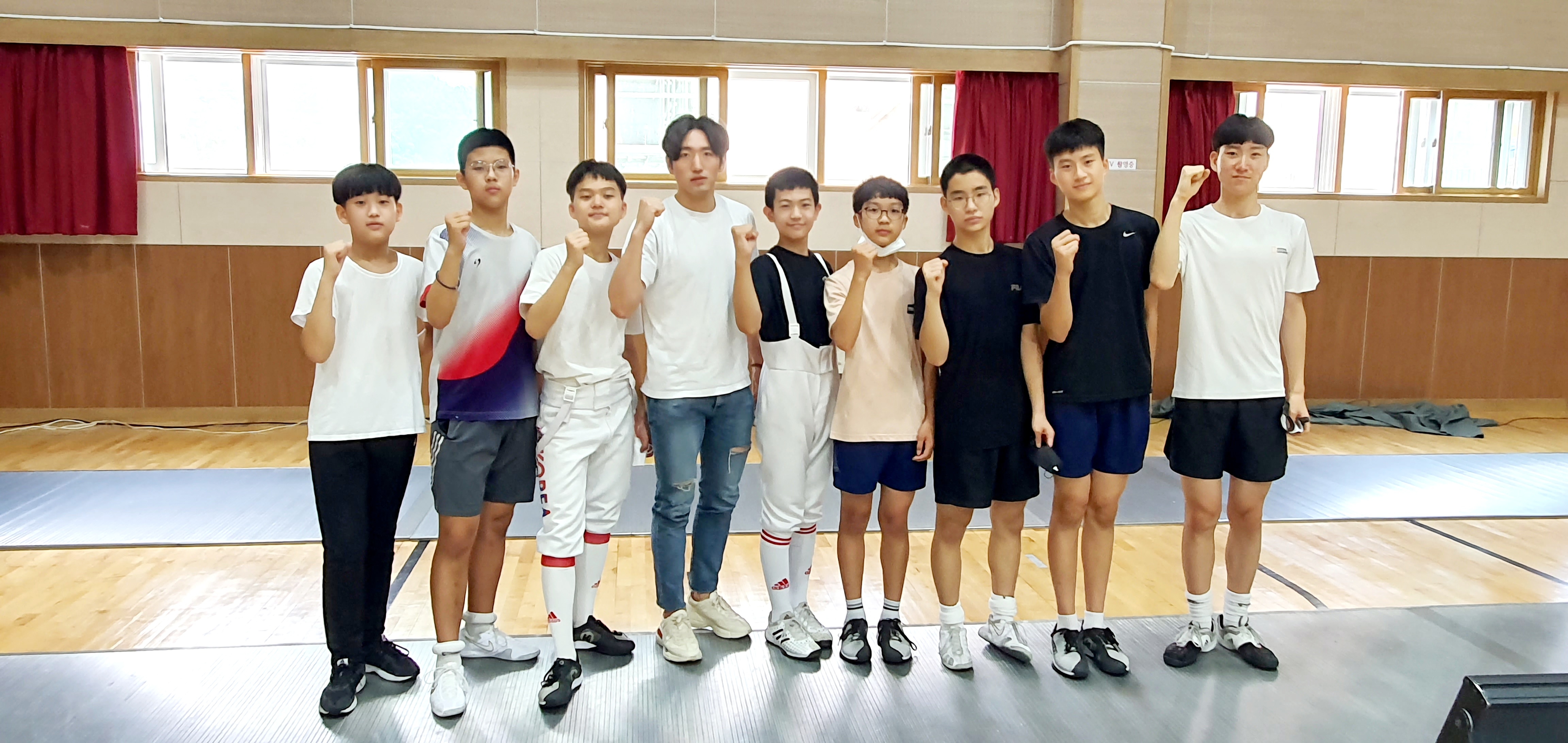 박상영 선수와 진주제일중 펜싱부.jpg