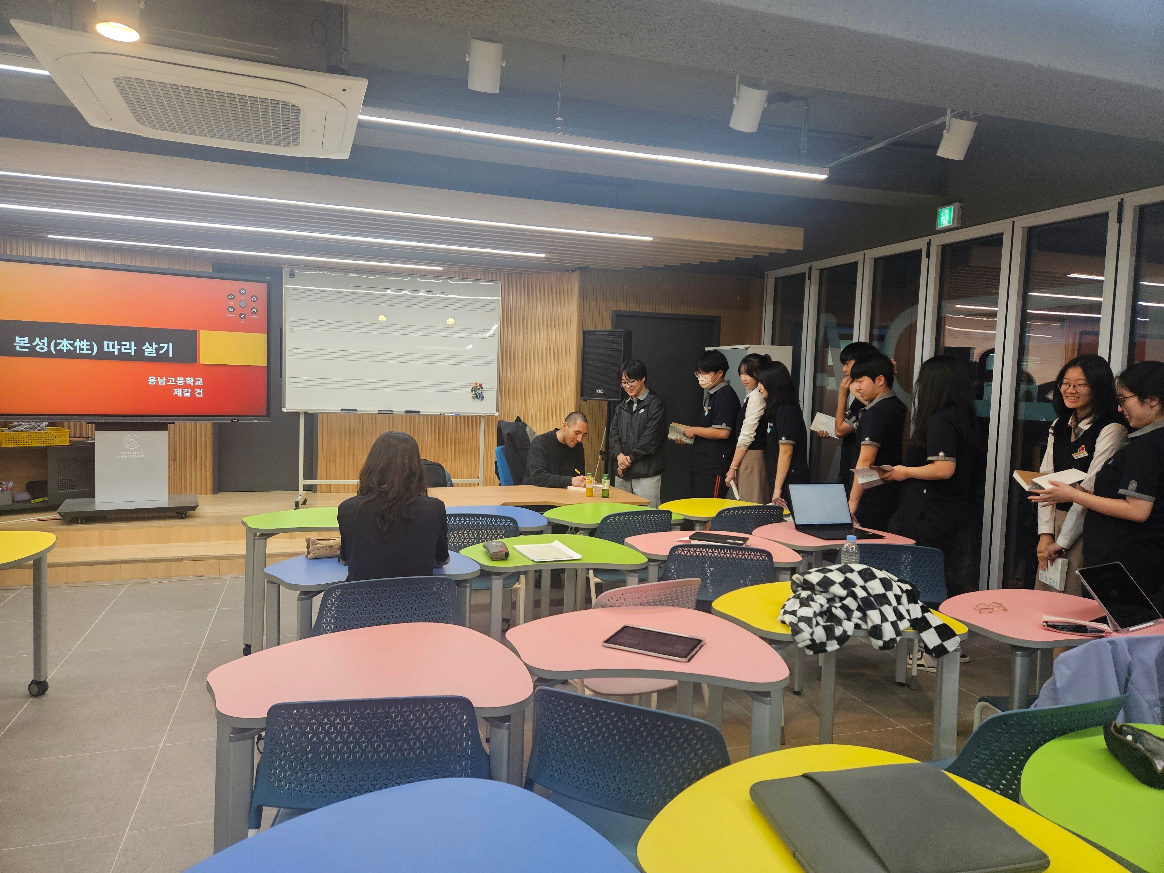 ALTA 인문사회계열 인문학 특강 작가 초청 "어떻게 살 것인가" 강의 사진