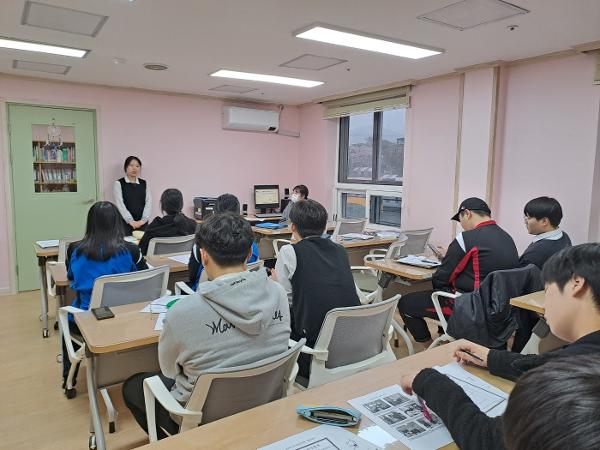 [2024년 또래상담부]  자기소개 및 동아리 계획 발표 장면