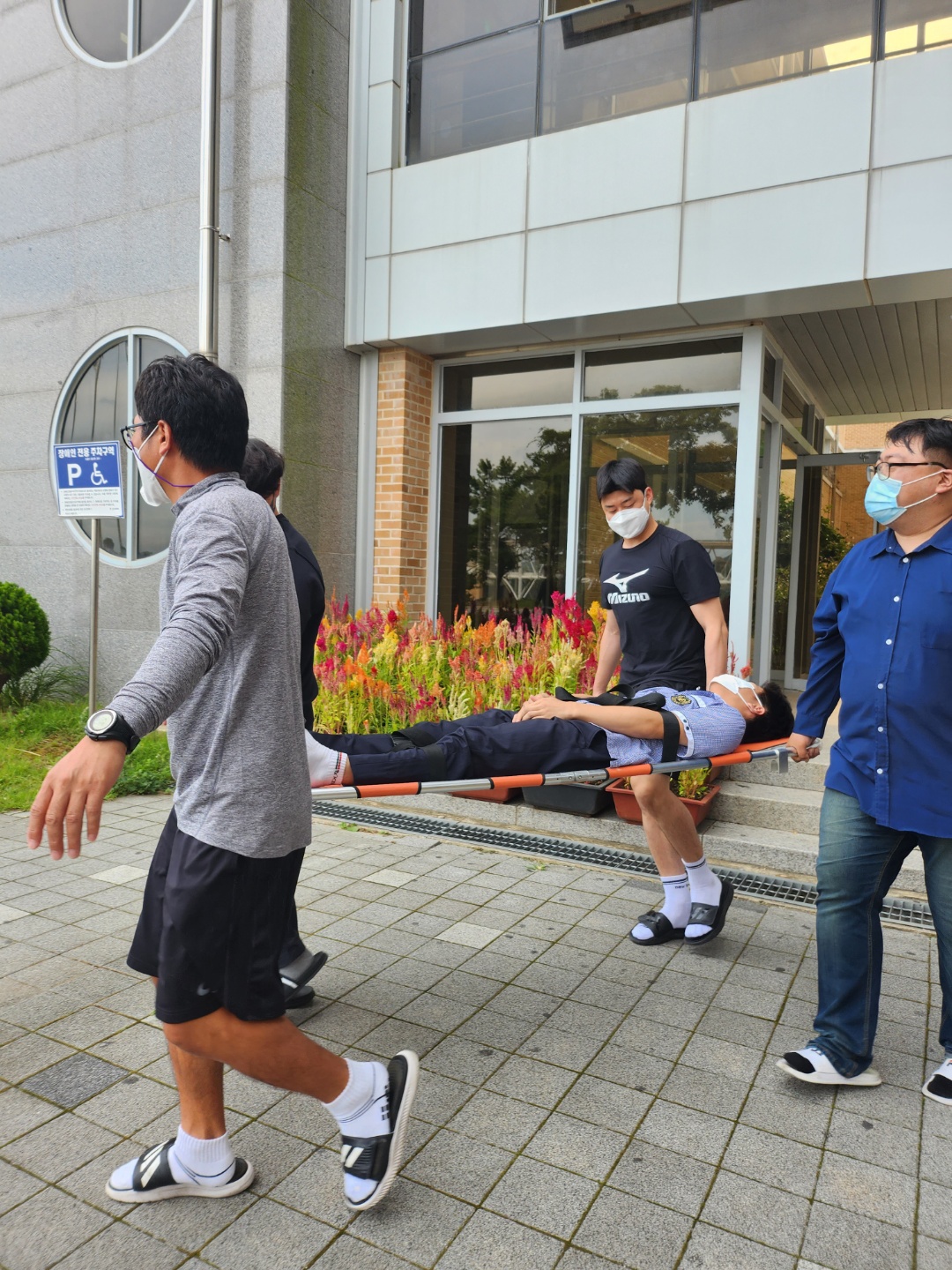 부상학생 대피2.jpg