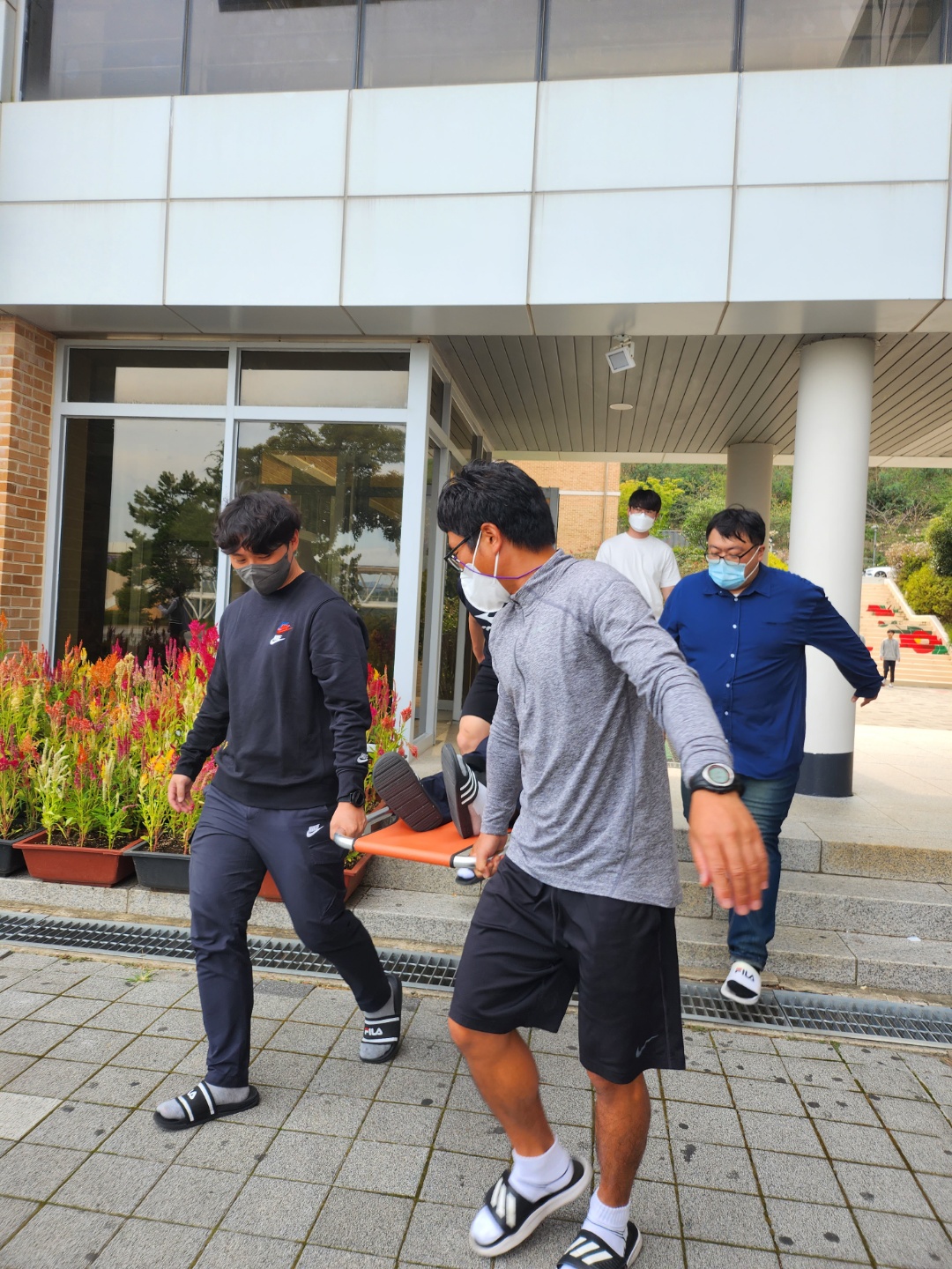 부상학생 대피1.jpg